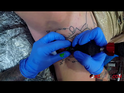 ❤️ Sully Savage, hottie estremamente tatuata, hà fattu un tatuatu nantu à u clitoris Pornografia dura à noi % co.yh9n.top%